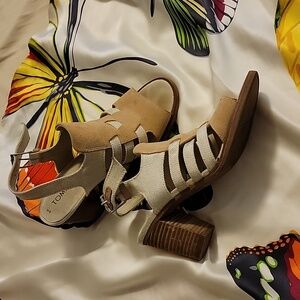 Sz 8 2 tone Sandals by Toms
